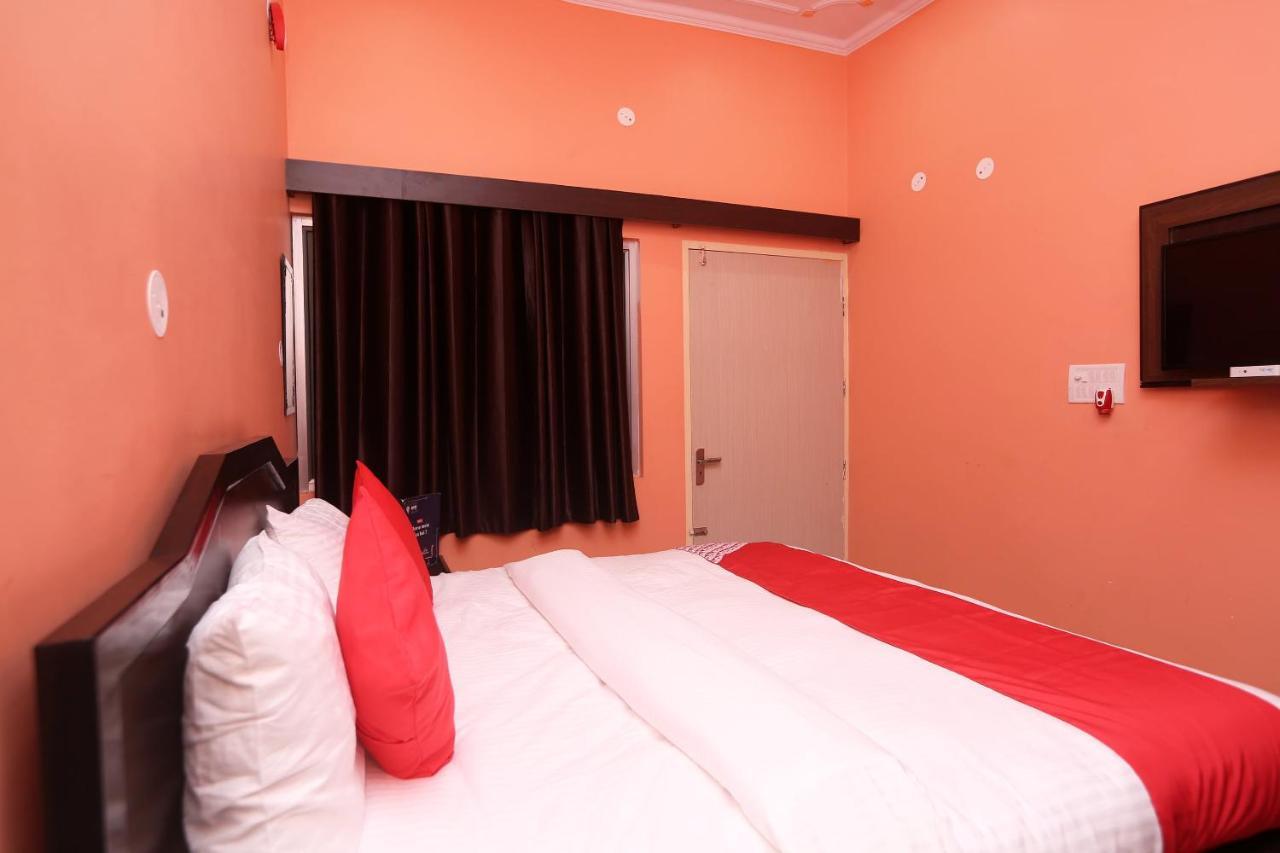 Oyo 22221 Yadav Hotel Bhiwadi Buitenkant foto
